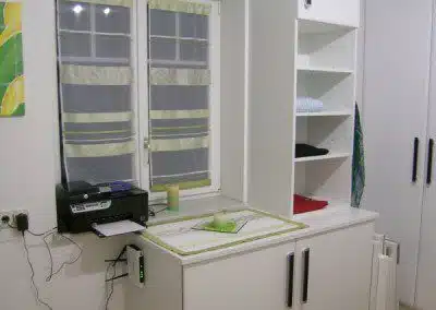 Begehbarer Schrankraum der bequem Platz für Staubsauger und integriertes ausziehbares Bügelbrett bietet.