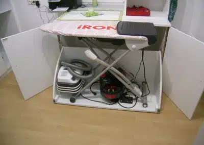 Verstautes ausziebares Bügelbrett