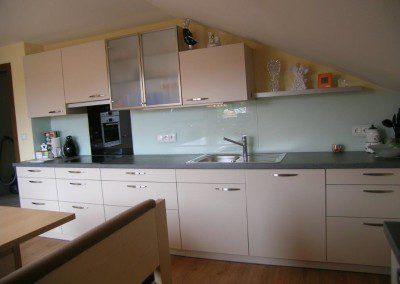 Küchenblock unter Dachschräge.