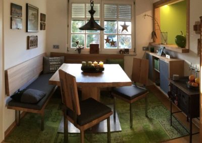 Zsammengnaht´s Designer Esszimmer Eiche massiv gebürstet stumpf matt lackiert in Kombination mit Edelstahl Tapezierung mit Steiner Loden