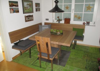 Zsammengnaht´s Designer Esszimmer Eiche massiv gebürstet stumpf matt lackiert in Kombination mit Edelstahl. Tapezierung mit Steiner Loden