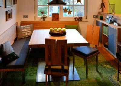 Zsammengnaht´s Designer Esszimmer Eiche massiv gebürstet stumpf matt lackiert in Kombination mit Edelstahl Tapezierung mit Steiner LodenZsammengnaht´s Designer Esszimmer Eiche massiv gebürstet stumpf matt lackiert in Kombination mit Edelstahl. Tapezierung mit Steiner Loden