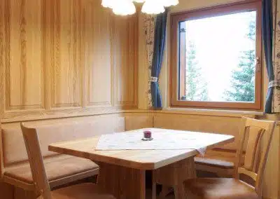 Esszimmer mit Wandverkleidung in Esche Massiv.