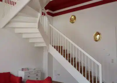 Freitragende Wangenstiege weiß, Trittflächen und Setzstufen in Holz.