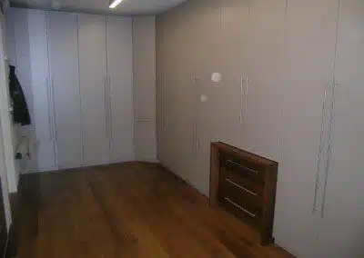 Begehbarer Schrankraum mit Ausziehbarer Ablage.