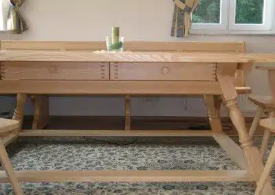 Jogltisch mit zwei Auszugsladen.