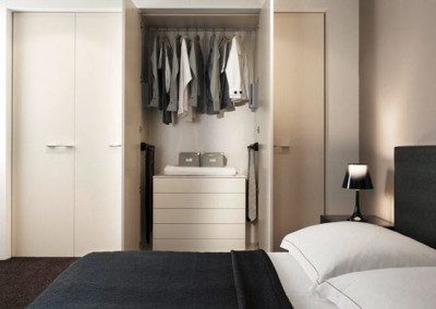 Schlafschrank mit Doppelbett und Kleiderschrank mit Ladensystem