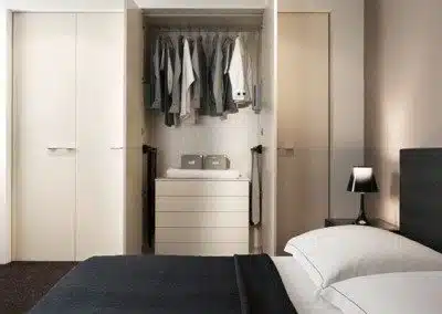 Schlafschrank mit Doppelbett und Kleiderschrank mit Ladensystem