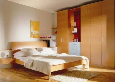 Schlafzimmer Einrichtung. Doppelbett und Wandschrank