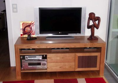 TV Element mit integriertem Soundsystem.