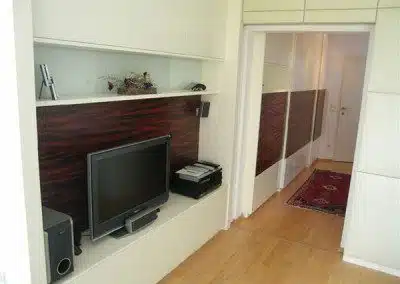 Wohnzimmerverbau mit TV und Bose Soundsystem.
