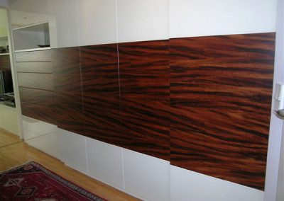 Vorzimmerschrank weiß lackiert in Kombination mit Holz