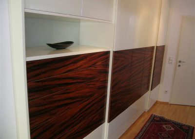 Vorzimmerschrank weiß lackiert in Kombination mit Holz