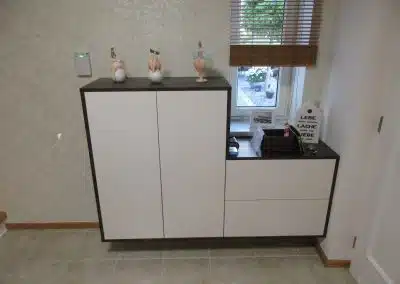 Das Raumwunder: Freischwebendes Schuhschrank Element im italienischen Designer Dekor mit 360° schwenkbarem Auszug, für 25 Paar Schuhe