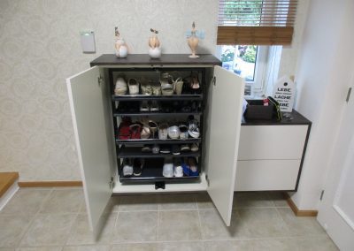 Das Raumwunder: Freischwebendes Schuhschrank Element im italienischen Designer Dekor mit 360° schwenkbarem Auszug, für 25 Paar Schuhe