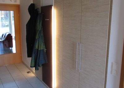 Vorzimmer Nieschenverbau mit indirekter Beleuchtung