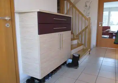 Freischwebender Schuhschrank mit zwei mit Leder tapezierten Laden.