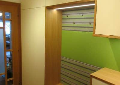 Gästegarderobe mit indirekter Beleuchtung.