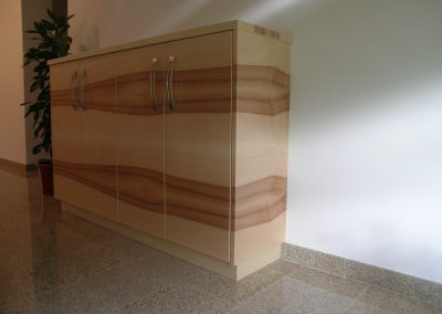 Schuhschrank in Kernahorn.