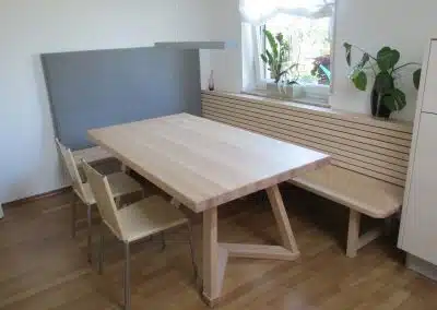 Eckbank in can. Ahorn massiv, Rückenlehne mit Steiner Loden.