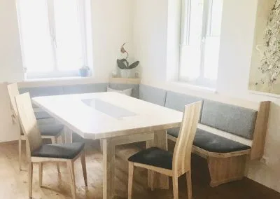 Eckbank mit drei Stühlen, Esstisch mit Steinplatte