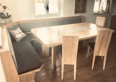 Eckbank mit drei Stühlen, Esstisch mit Steinplatte