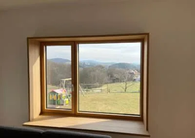 Sitzbank am Fenster mit Blick in den Garten