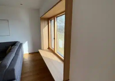 Fenster Sitzbank im Wohnzimmer von rechts mit Vorsprung