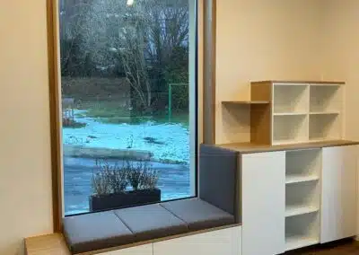 Sitzfenster mit braunem Sitzpolster aus Leder von links