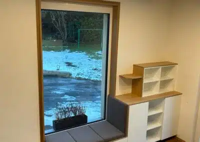 Sitzfenster mit braunem Sitzpolster aus Leder von links