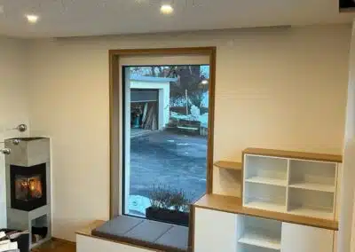 Sitzfenster mit braunem Sitzpolster aus Leder von rechts