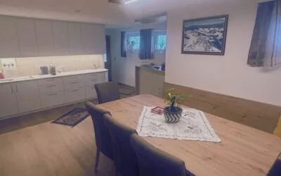 Partyraum mit maßgefertigten Möbeln