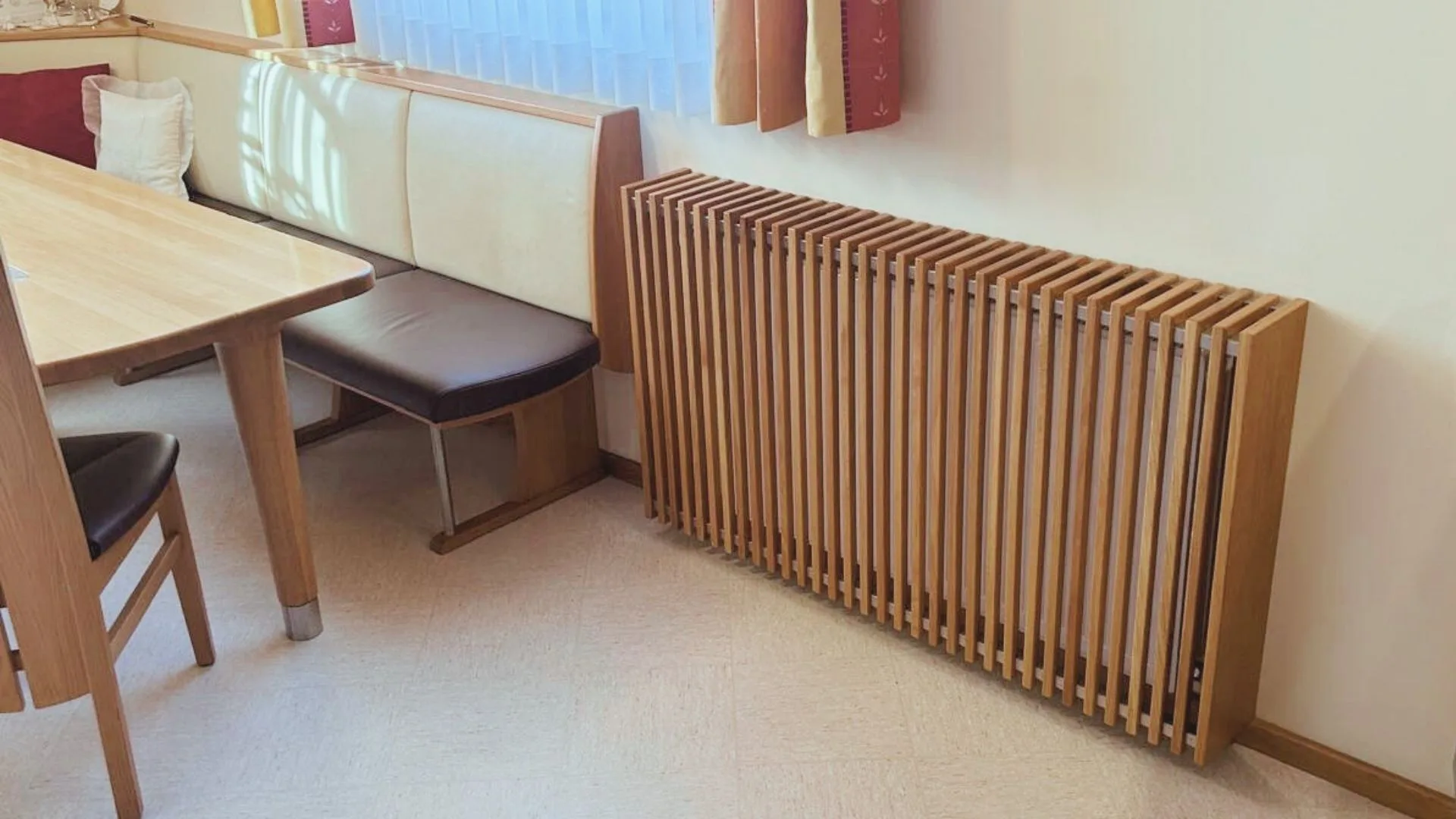 Tischlerei-Knechtl-Website-Heizkörperverkleidung4 Wandschoner mit persönlichem Motiv und Leder-Auflage für die Badewanne im Wellnessbereich.