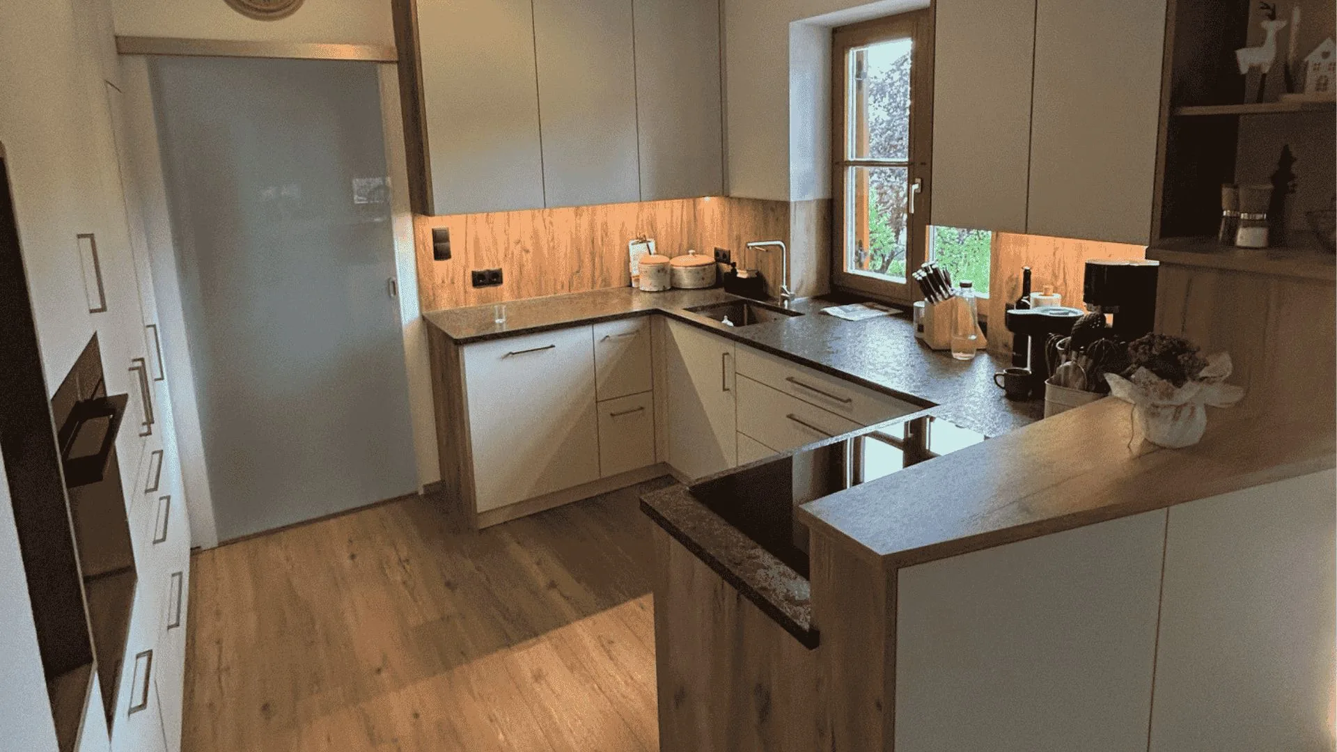 Küche vom Tischler nach Maß mit weißen Fronten